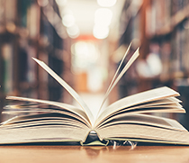 Aufgeklapptes Buch in einer Bibliothek